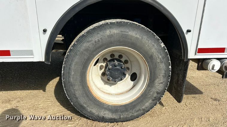 image for item ET6574 2010 Peterbilt 337 utility / service truck