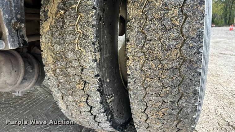 image for item ET6574 2010 Peterbilt 337 utility / service truck