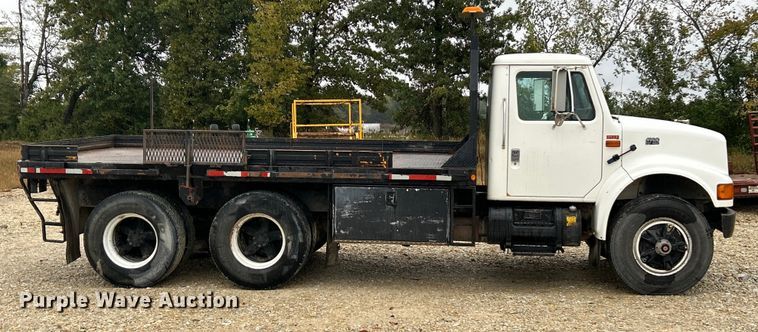 image for item ET6575 1995 International 4900 flatbed truck