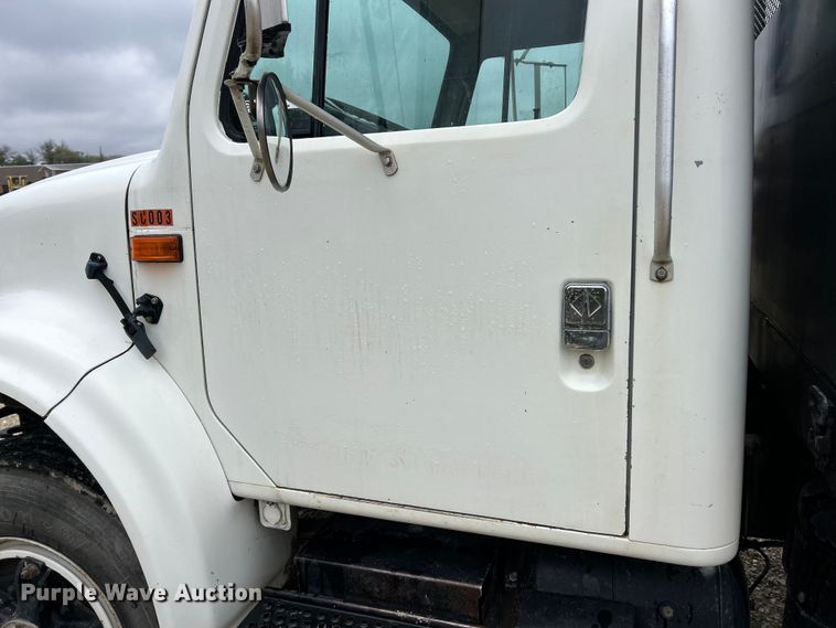 image for item ET6575 1995 International 4900 flatbed truck