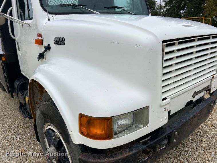 image for item ET6575 1995 International 4900 flatbed truck