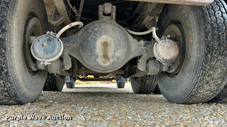 image for item ET6575 1995 International 4900 flatbed truck