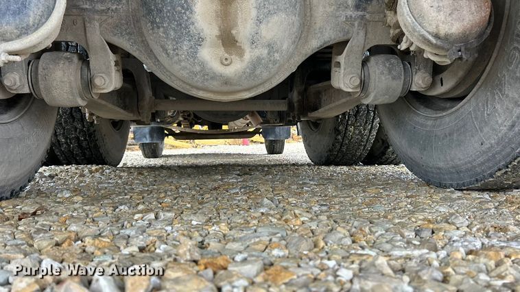 image for item ET6575 1995 International 4900 flatbed truck