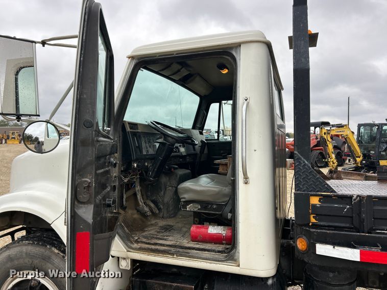 image for item ET6575 1995 International 4900 flatbed truck