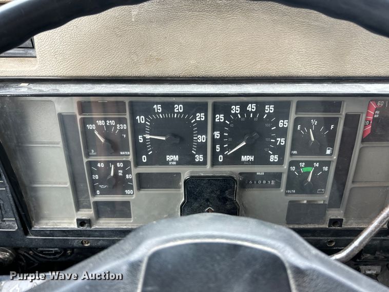 image for item ET6575 1995 International 4900 flatbed truck