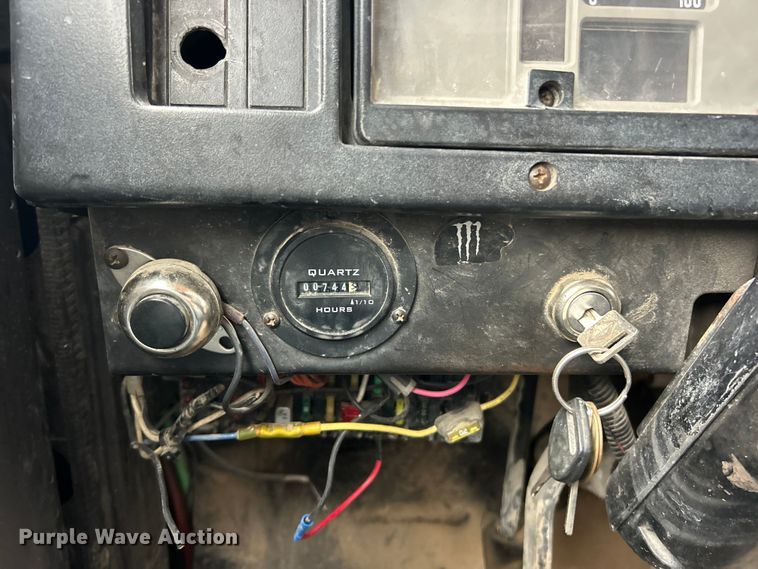 image for item ET6575 1995 International 4900 flatbed truck