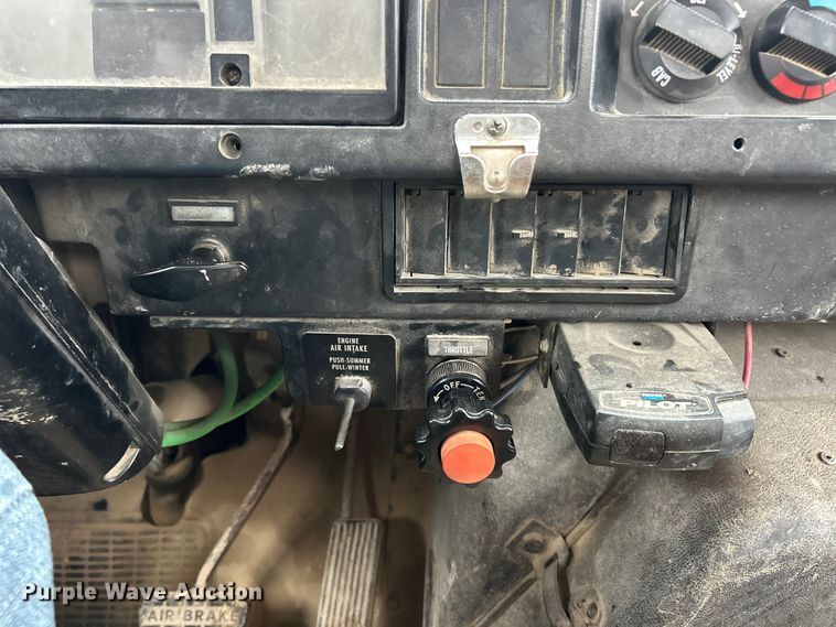 image for item ET6575 1995 International 4900 flatbed truck