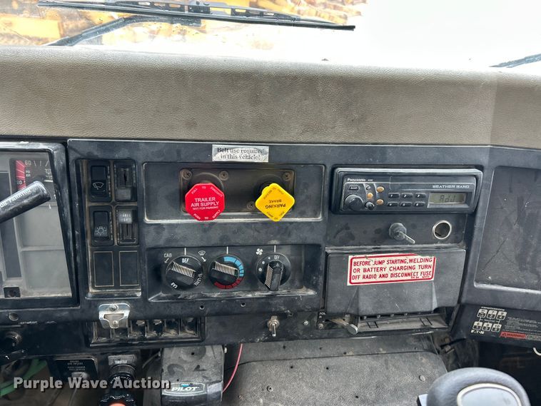 image for item ET6575 1995 International 4900 flatbed truck