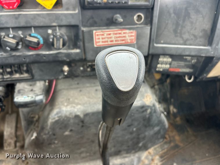 image for item ET6575 1995 International 4900 flatbed truck