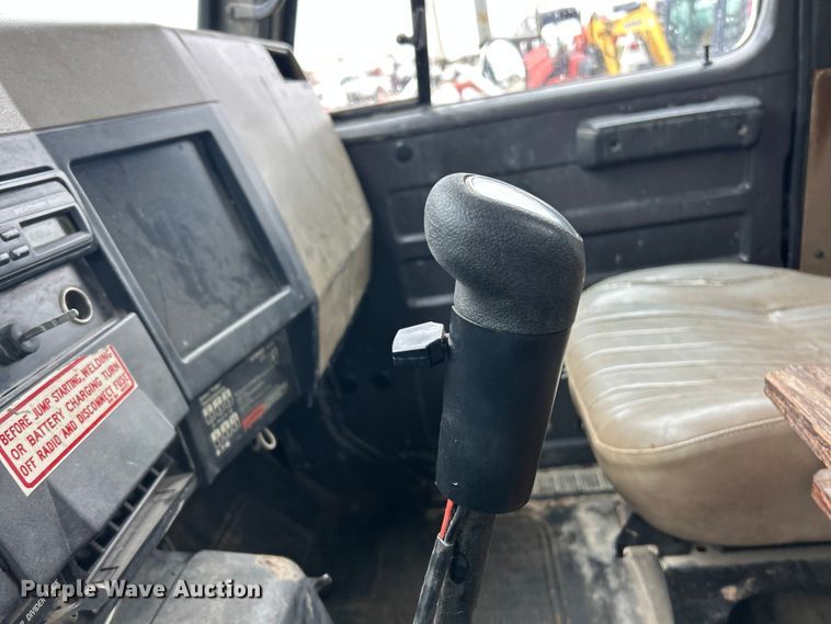 image for item ET6575 1995 International 4900 flatbed truck