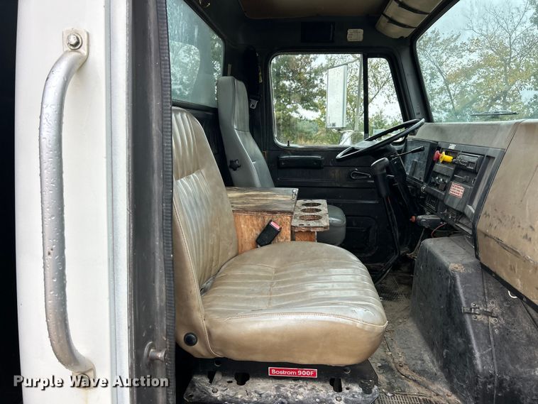 image for item ET6575 1995 International 4900 flatbed truck