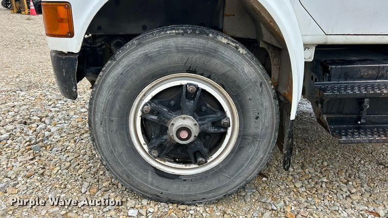 image for item ET6575 1995 International 4900 flatbed truck