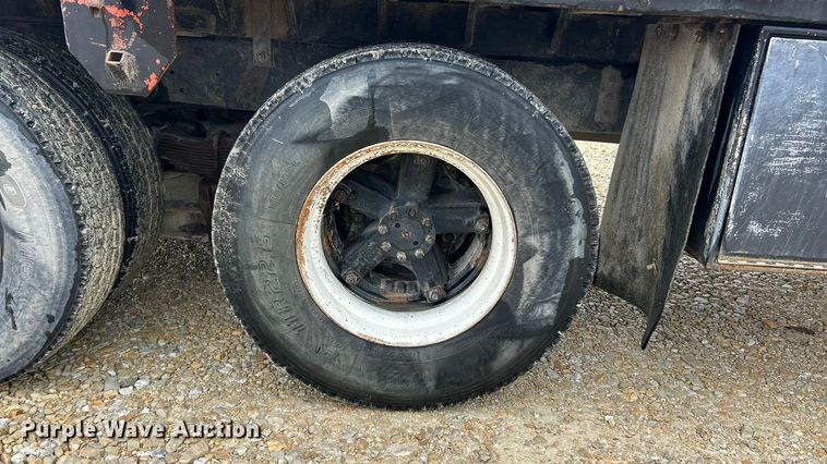 image for item ET6575 1995 International 4900 flatbed truck