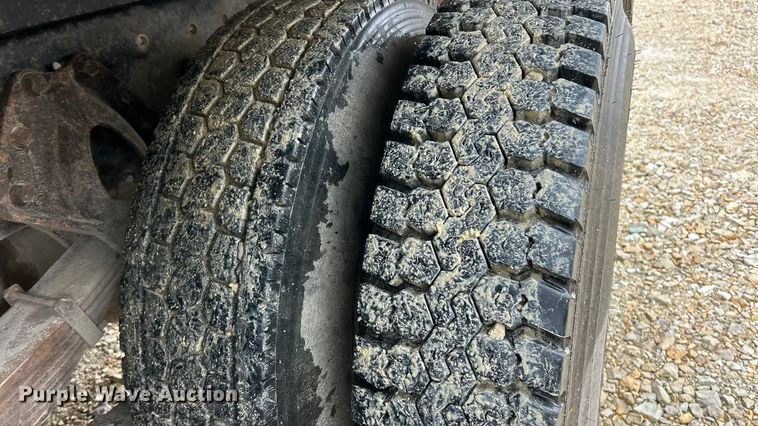 image for item ET6575 1995 International 4900 flatbed truck