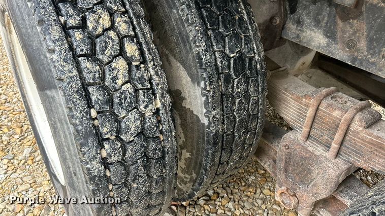 image for item ET6575 1995 International 4900 flatbed truck