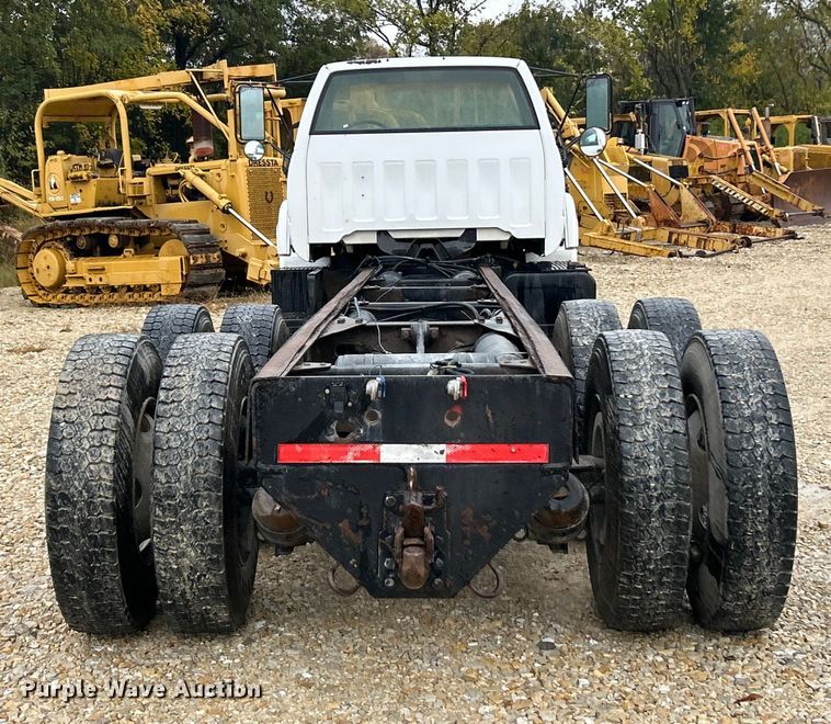 image for item ET6576 1999 Chevrolet C7500 truck cab and chassis