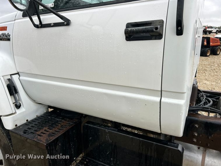 image for item ET6576 1999 Chevrolet C7500 truck cab and chassis