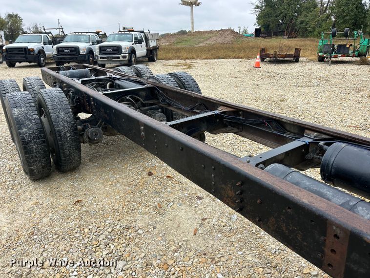 image for item ET6576 1999 Chevrolet C7500 truck cab and chassis