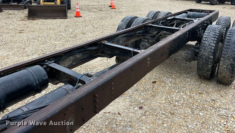 image for item ET6576 1999 Chevrolet C7500 truck cab and chassis