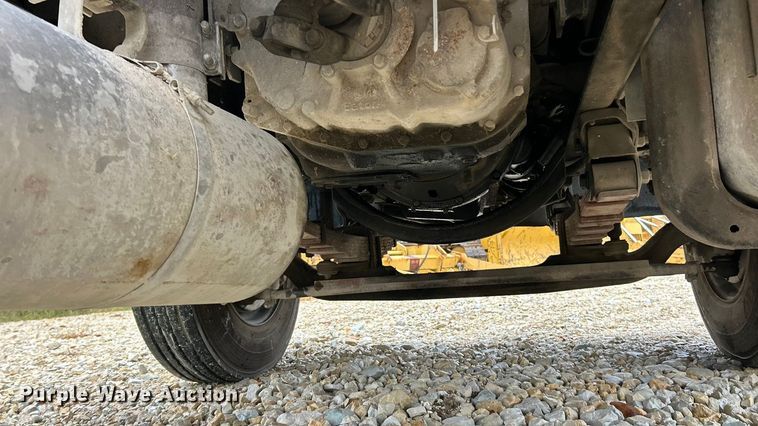 image for item ET6576 1999 Chevrolet C7500 truck cab and chassis