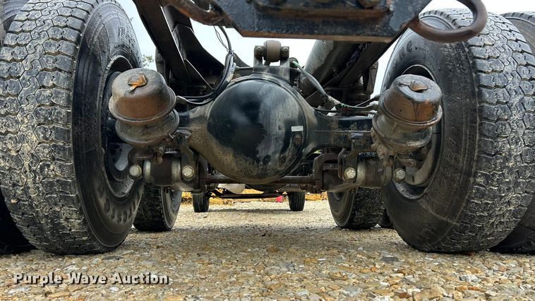 image for item ET6576 1999 Chevrolet C7500 truck cab and chassis