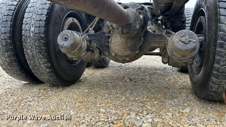 image for item ET6576 1999 Chevrolet C7500 truck cab and chassis