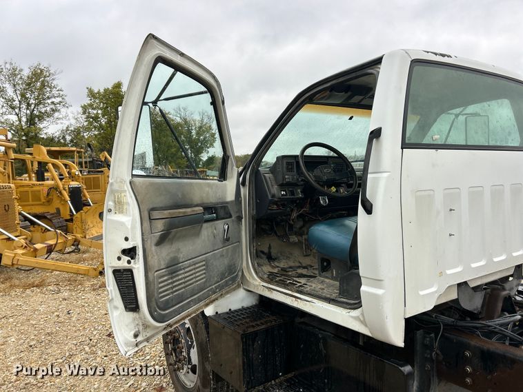 image for item ET6576 1999 Chevrolet C7500 truck cab and chassis