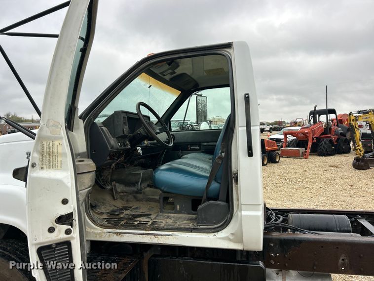 image for item ET6576 1999 Chevrolet C7500 truck cab and chassis