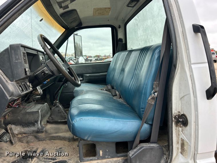 image for item ET6576 1999 Chevrolet C7500 truck cab and chassis