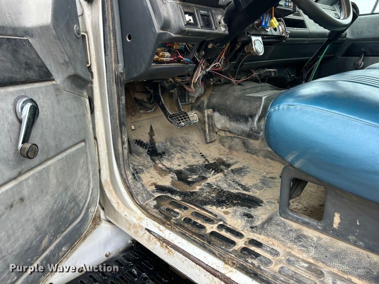 image for item ET6576 1999 Chevrolet C7500 truck cab and chassis