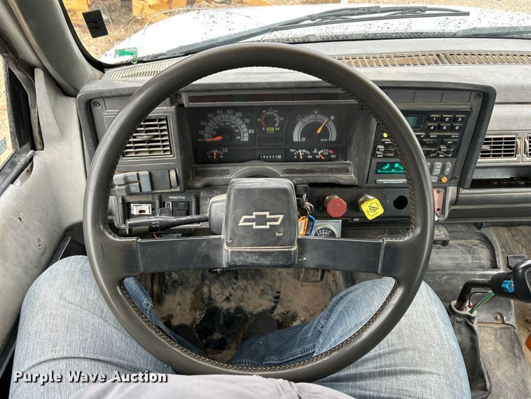 image for item ET6576 1999 Chevrolet C7500 truck cab and chassis