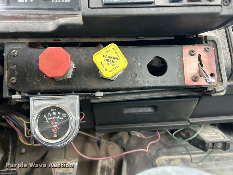 image for item ET6576 1999 Chevrolet C7500 truck cab and chassis