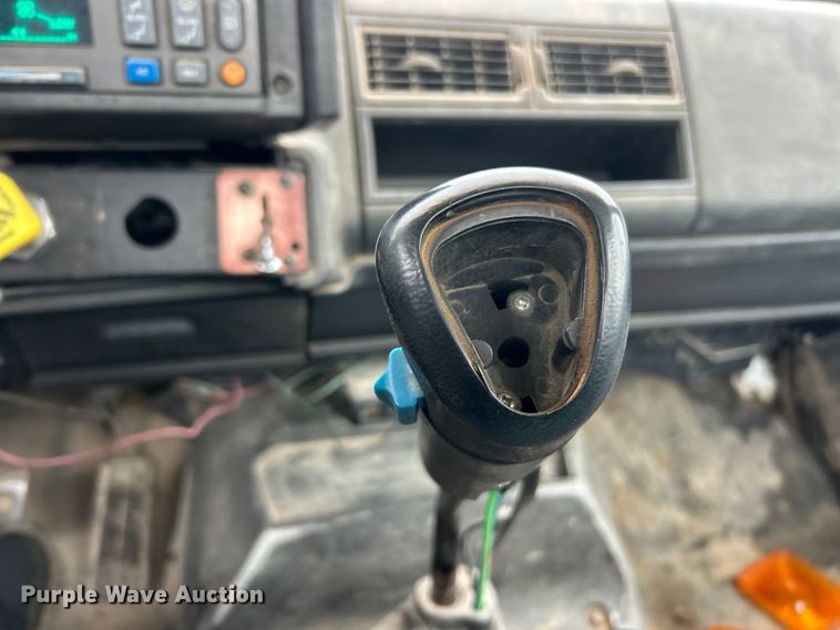 image for item ET6576 1999 Chevrolet C7500 truck cab and chassis