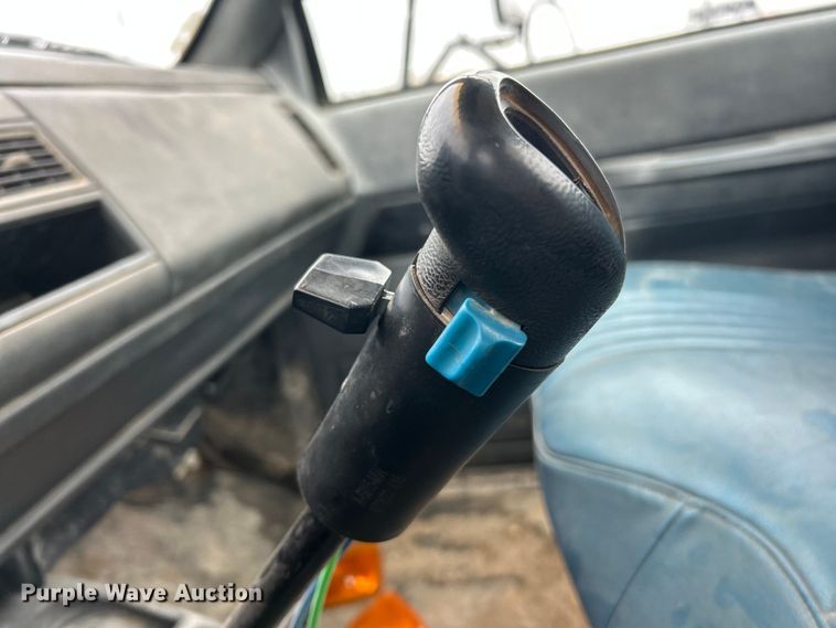 image for item ET6576 1999 Chevrolet C7500 truck cab and chassis