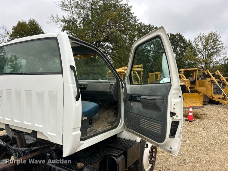 image for item ET6576 1999 Chevrolet C7500 truck cab and chassis