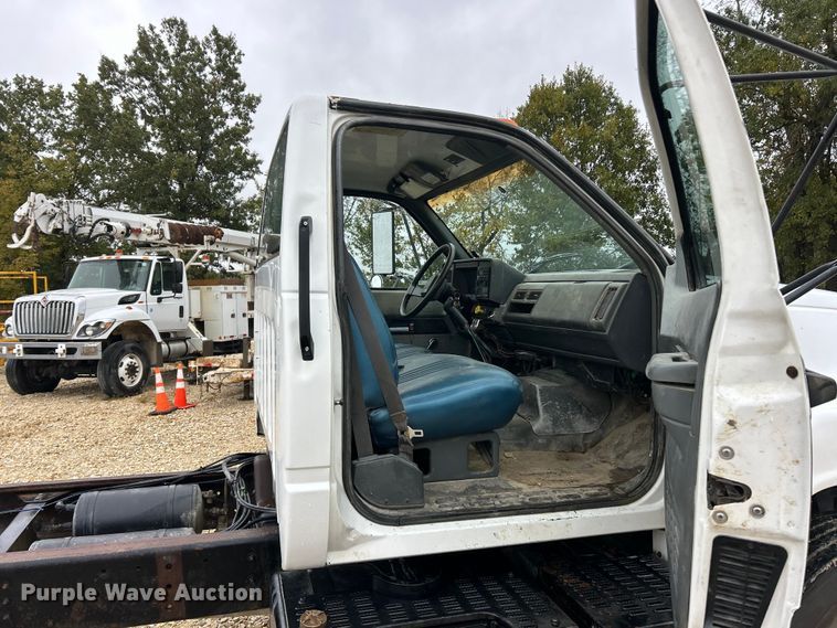 image for item ET6576 1999 Chevrolet C7500 truck cab and chassis