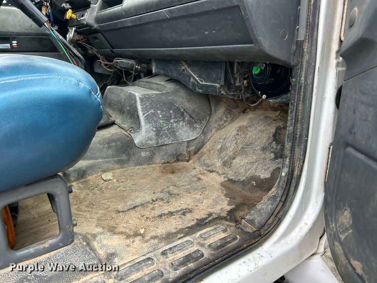 image for item ET6576 1999 Chevrolet C7500 truck cab and chassis