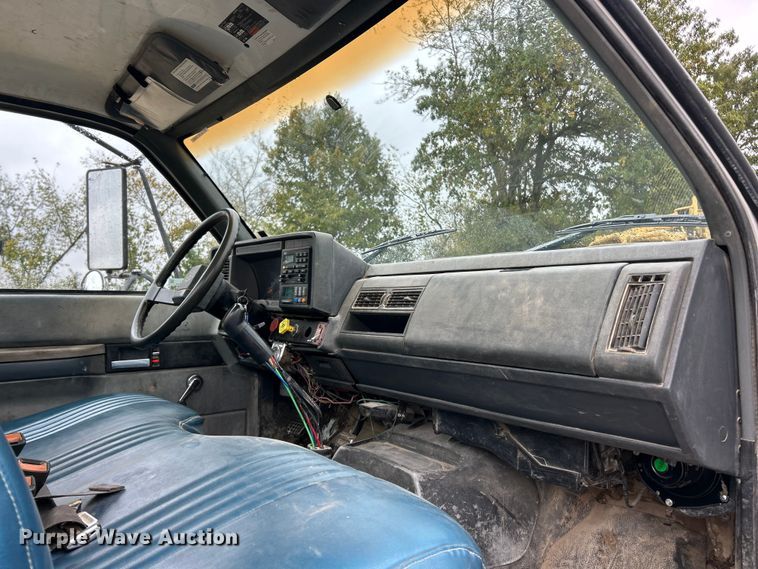 image for item ET6576 1999 Chevrolet C7500 truck cab and chassis