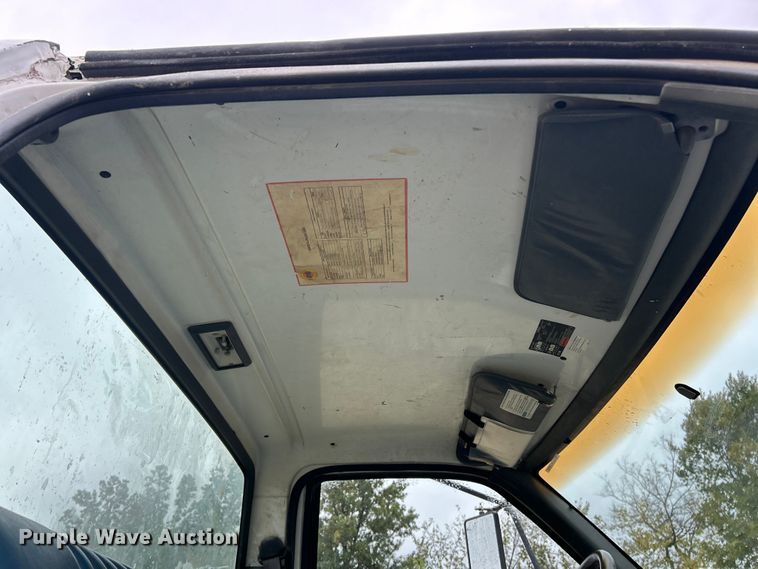 image for item ET6576 1999 Chevrolet C7500 truck cab and chassis