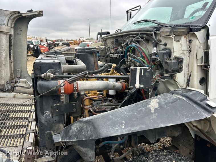 image for item ET6576 1999 Chevrolet C7500 truck cab and chassis