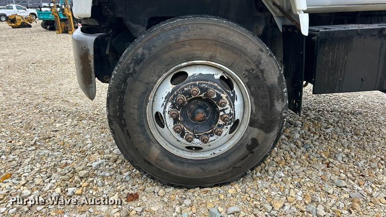 image for item ET6576 1999 Chevrolet C7500 truck cab and chassis