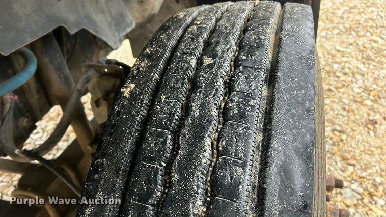 image for item ET6576 1999 Chevrolet C7500 truck cab and chassis