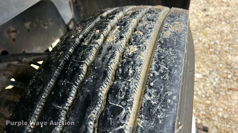 image for item ET6576 1999 Chevrolet C7500 truck cab and chassis