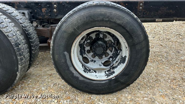 image for item ET6576 1999 Chevrolet C7500 truck cab and chassis