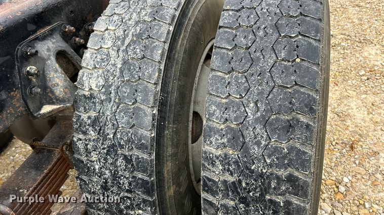 image for item ET6576 1999 Chevrolet C7500 truck cab and chassis