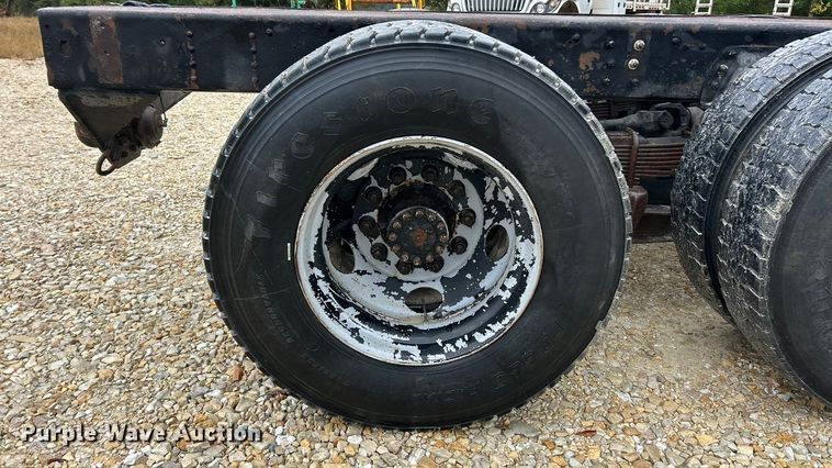 image for item ET6576 1999 Chevrolet C7500 truck cab and chassis