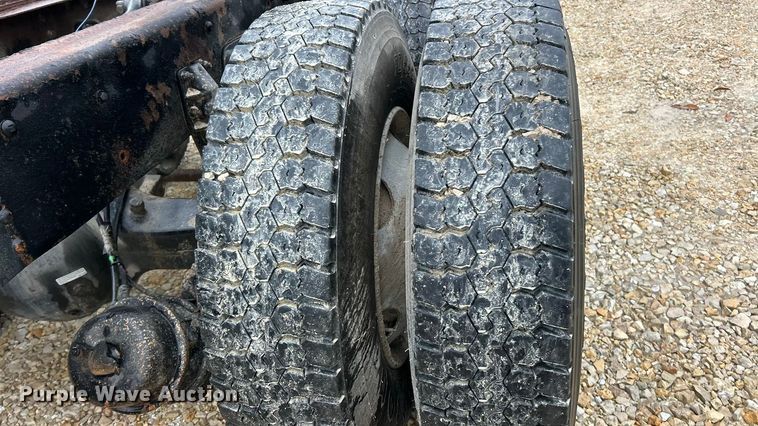 image for item ET6576 1999 Chevrolet C7500 truck cab and chassis