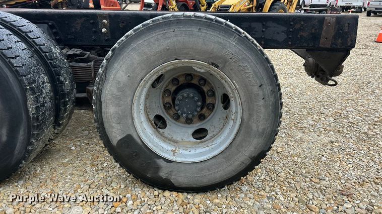 image for item ET6576 1999 Chevrolet C7500 truck cab and chassis