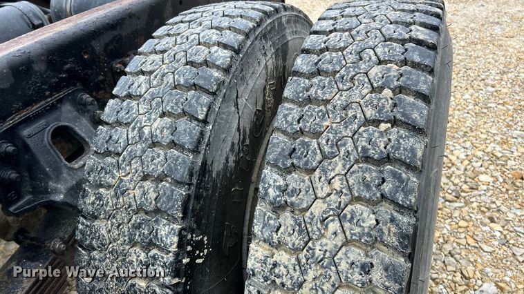 image for item ET6576 1999 Chevrolet C7500 truck cab and chassis