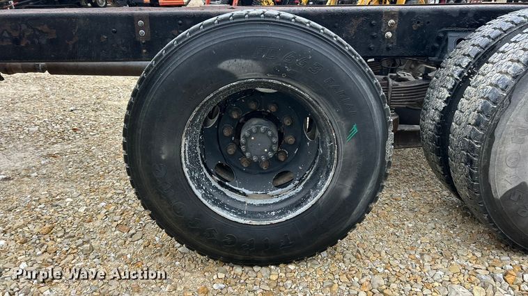 image for item ET6576 1999 Chevrolet C7500 truck cab and chassis